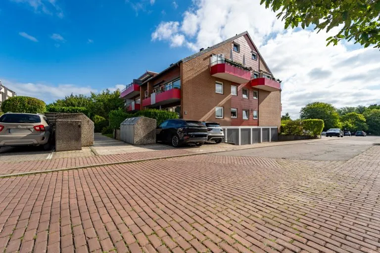 Moellerherm Immobilien - Immobilienangebot - Timmendorfer Strand - Alle - Wohnen auf zwei Ebenen: Renovierungsbedürftige  Maisonette-Wohnung mit Balkon