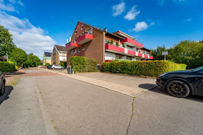 Moellerherm Immobilien - Immobilienangebot - Timmendorfer Strand - Alle - Wohnen auf zwei Ebenen: Renovierungsbedürftige  Maisonette-Wohnung mit Balkon