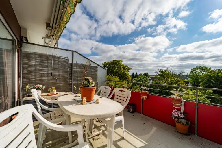 Moellerherm Immobilien - Immobilienangebot - Timmendorfer Strand - Alle - Wohnen auf zwei Ebenen: Renovierungsbedürftige  Maisonette-Wohnung mit Balkon