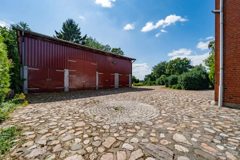 Moellerherm Immobilien - Immobilienangebot - Kasseburg - Alle - Ehemalige Hofstelle mit großzügigem Wohnhaus, Scheune und schöner Feldrandlage