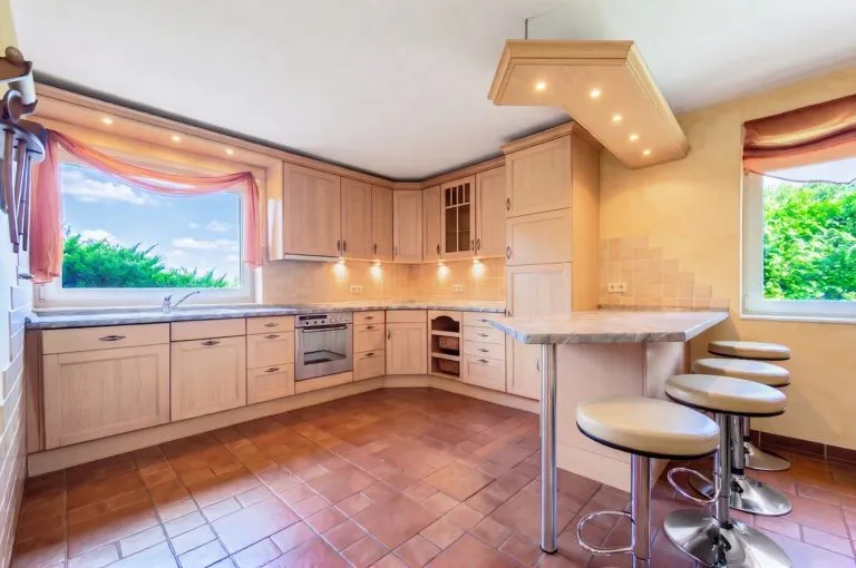 Moellerherm Immobilien - Immobilienangebot - Kasseburg - Alle - Ehemalige Hofstelle mit großzügigem Wohnhaus, Scheune und schöner Feldrandlage