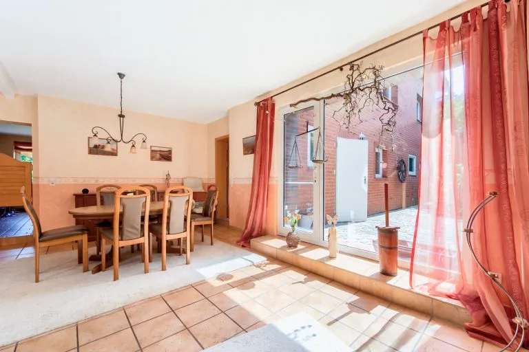 Moellerherm Immobilien - Immobilienangebot - Kasseburg - Alle - Ehemalige Hofstelle mit großzügigem Wohnhaus, Scheune und schöner Feldrandlage