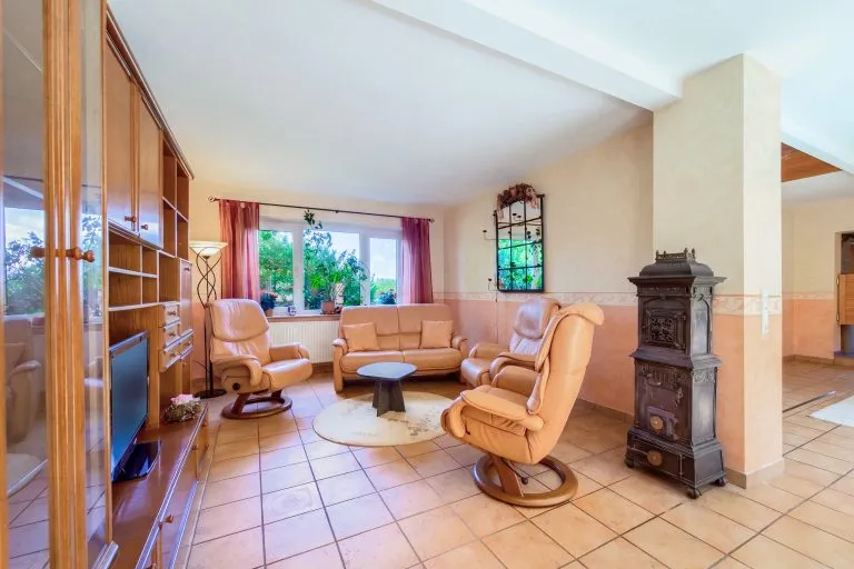 Moellerherm Immobilien - Immobilienangebot - Kasseburg - Alle - Ehemalige Hofstelle mit großzügigem Wohnhaus, Scheune und schöner Feldrandlage