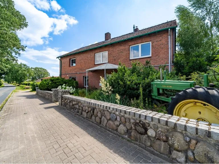 Moellerherm Immobilien - Immobilienangebot - Kasseburg - Alle - Landhaus mit Charakter - Ehemalige Hofstelle mit großzügigem Wohnhaus, Scheune und schöner Feldrandlage