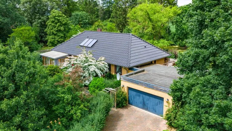 Moellerherm Immobilien - Immobilienangebot - Bad Bodenteich - Alle - Gepflegter Bungalow auf außergewöhnlichem Grundstück mit freiem Blick über die Felder zum Wald