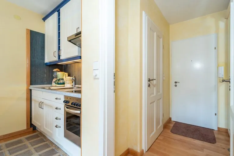 Moellerherm Immobilien - Immobilienangebot - Scharbeutz - Alle - Der Ostsee so nahe - Helle 1-Zimmer-Wohnung mit Außenstellplatz