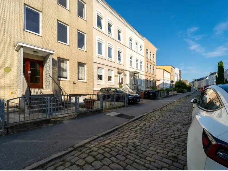 Moellerherm Immobilien - Immobilienangebot - Lübeck - Alle - Voll vermietetes Mehrfamilienhaus in Lübeck-St. Lorenz Süd – attraktive Kapitalanlage mit drei Wohneinheiten und Gartennutzung